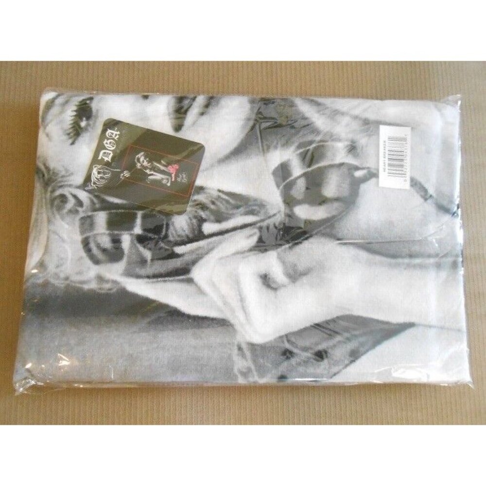 Marilyn Monroe New Heartbreaker Pink Roses Beach Pool Gift Towel HEART Breaker - Picture 2 of 2